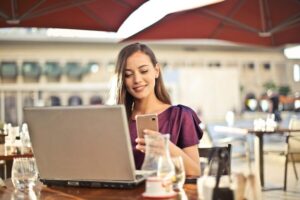 virtual assistant working on computer in cafe