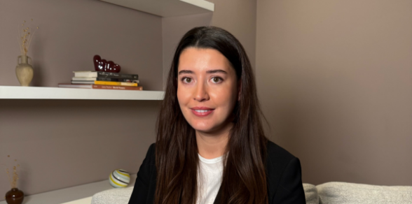 Chloe Larricq, Consultant